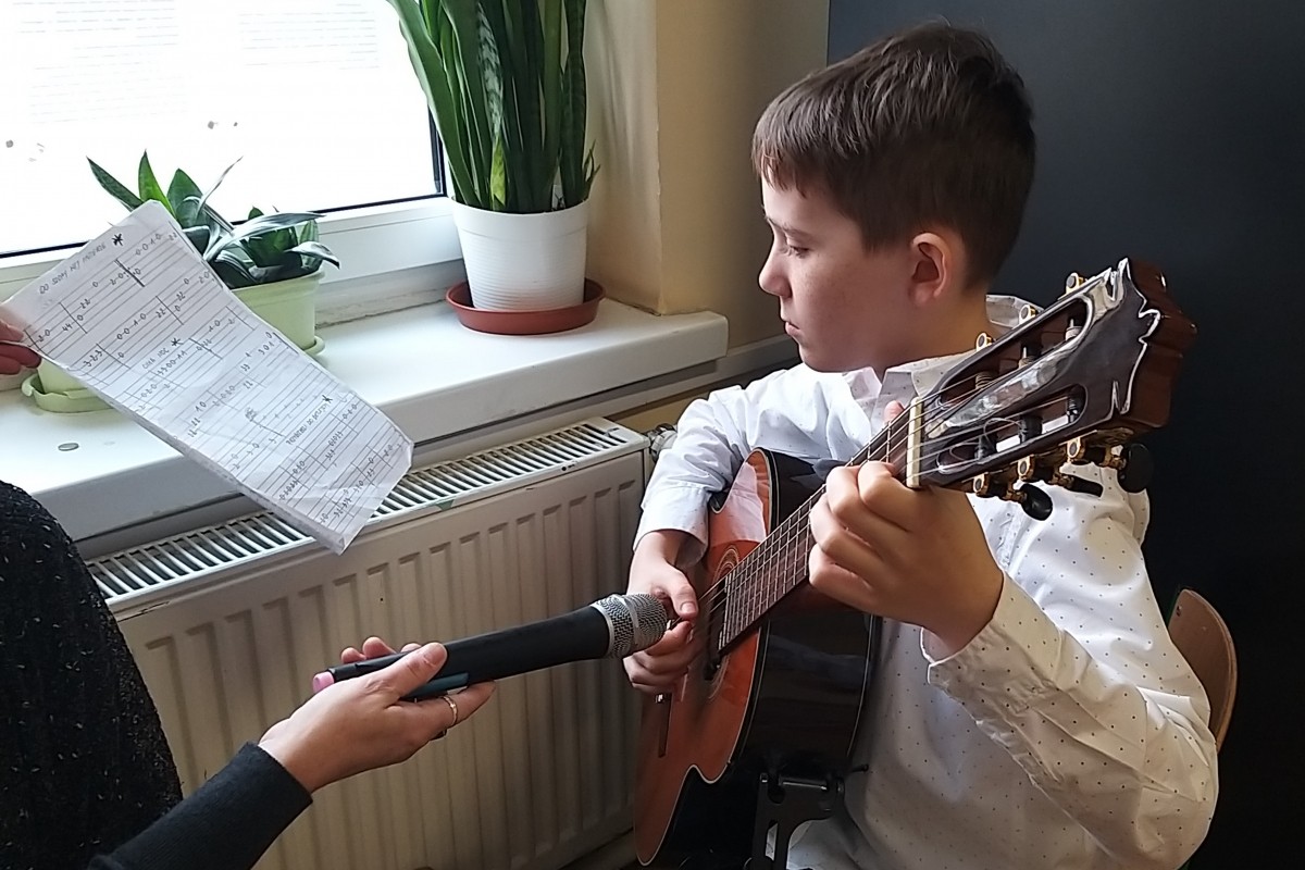 Chłopiec grający na gitarze