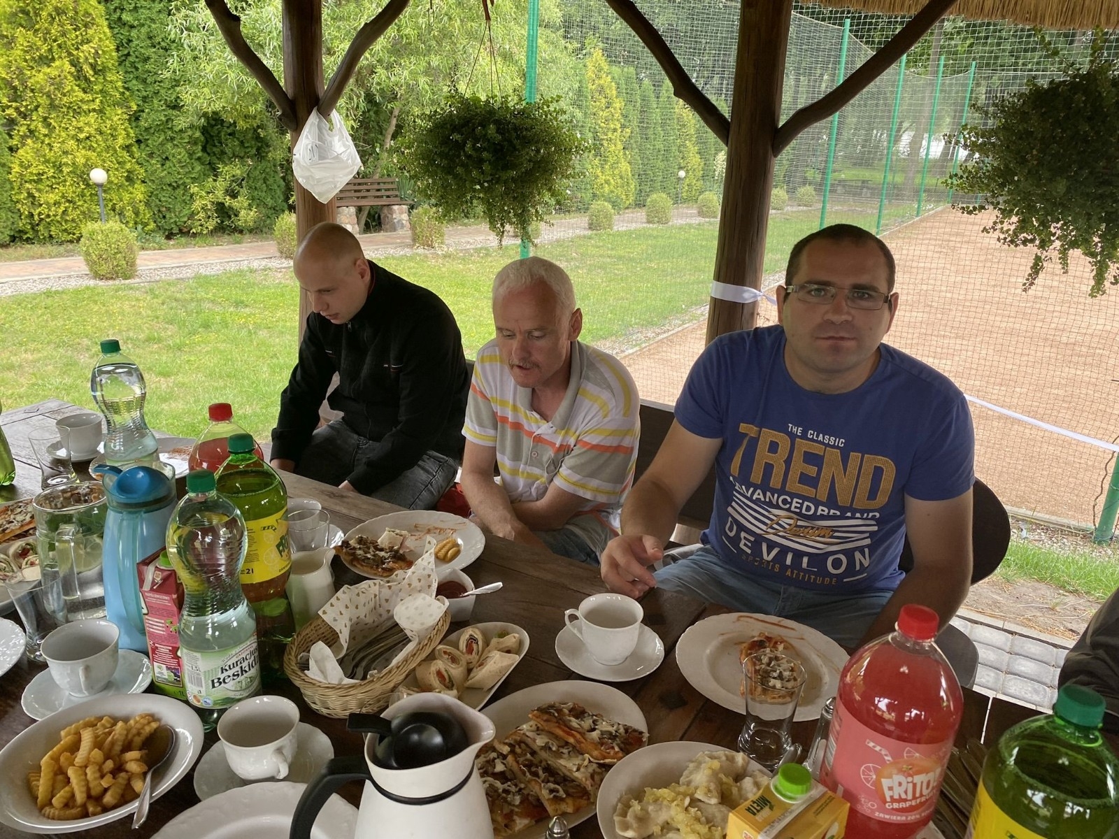 Uczestnicy wycieczki podczas posiłku