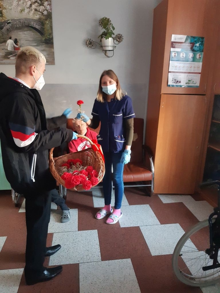 Mieszkańcy rozdają kwiaty Paniom
