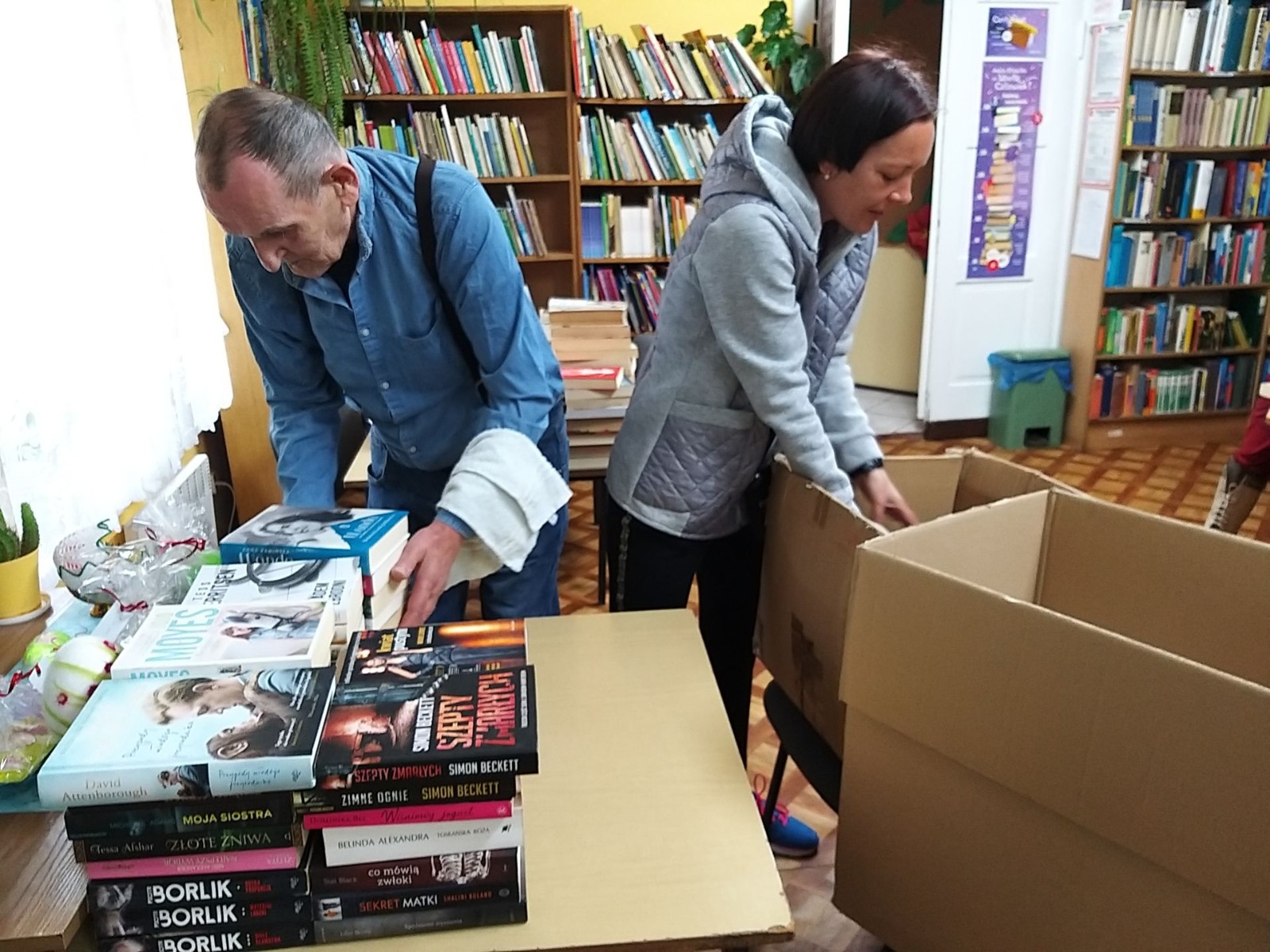 Mieszkańcy DPS w bibliotece