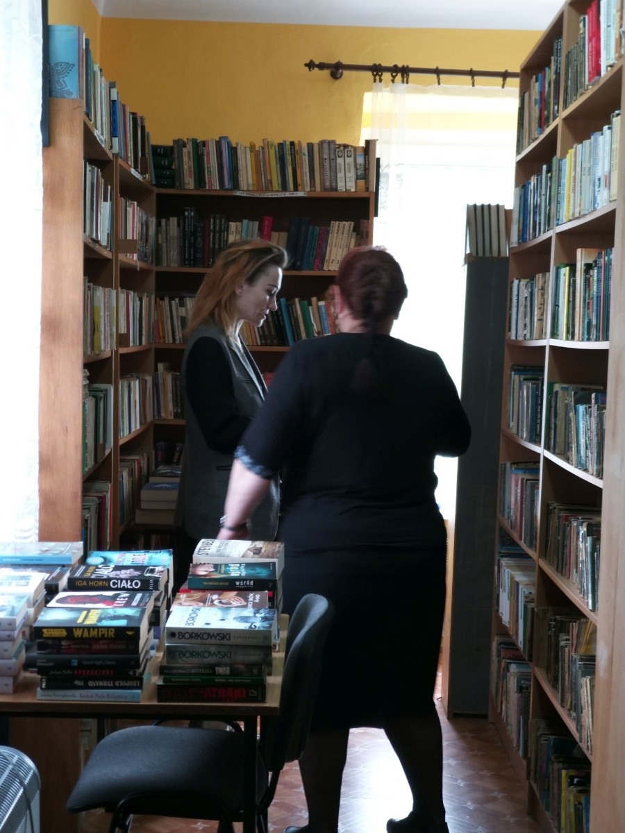 Mieszkańcy DPS w bibliotece