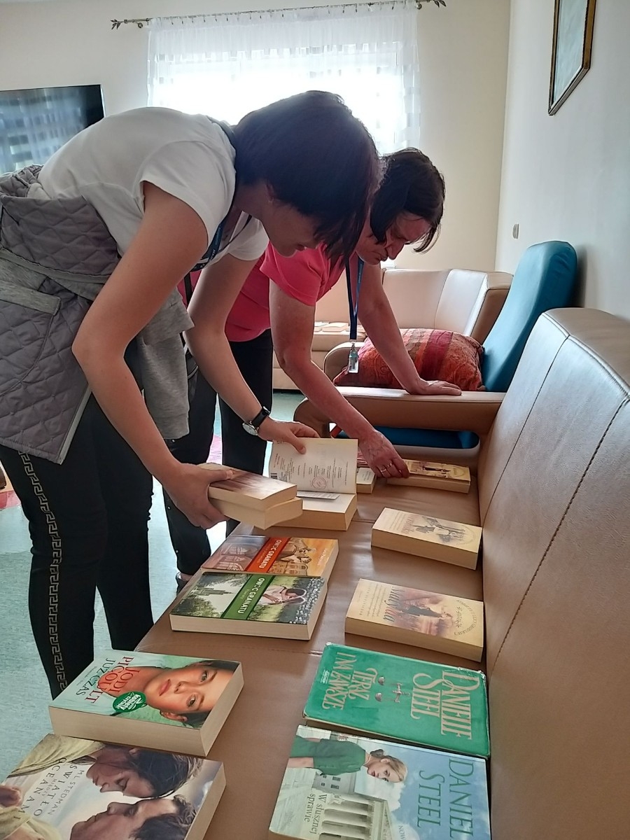 Mieszkańcy DPS w bibliotece