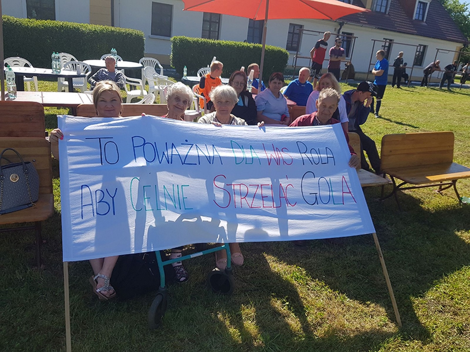 Kibice z transparentami