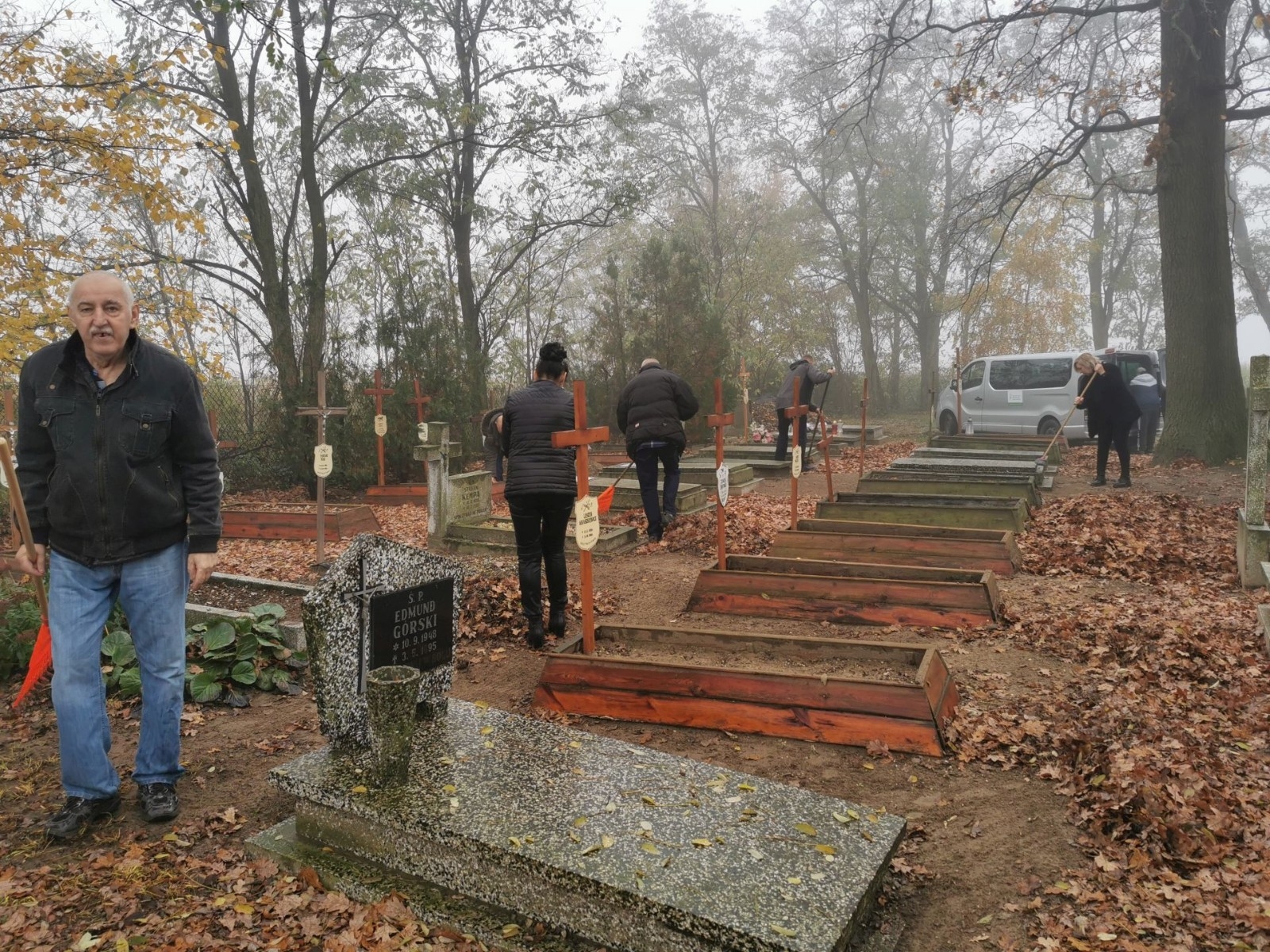 Sprzątanie cmentarza