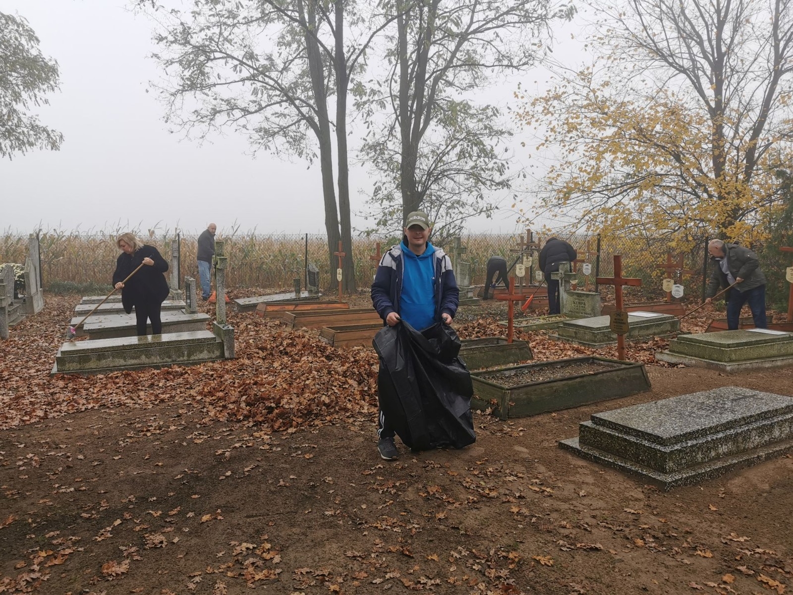 Sprzątanie cmentarza