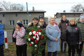 Składanie kwiatów pod pomnikiem