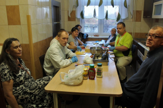 Mieszkańcy w trakcie gotowania