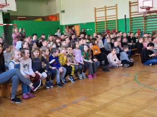 Dzieci oglądające przedstawienie