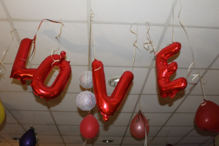 Napis Love z balonów