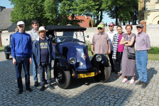 Mieszkańcy DPS przy zabytkowych autach