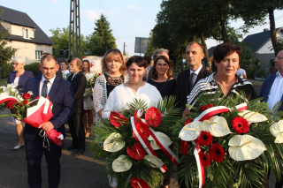 Składanie kwiatów pod pomnikiem