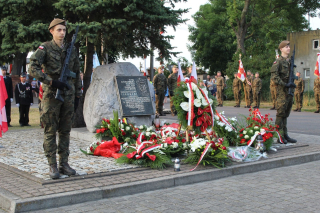 Składanie kwiatów pod pomnikiem