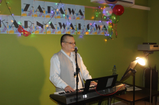 Muzyk grający na instrumencie klawiszowym