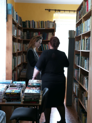 Mieszkańcy DPS w bibliotece