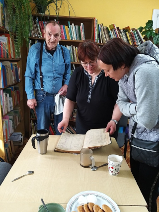 Mieszkańcy DPS w bibliotece
