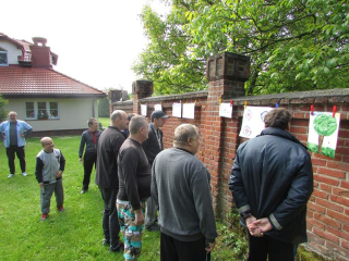 Mieszkańcy DPS oglądający prace plastyczne