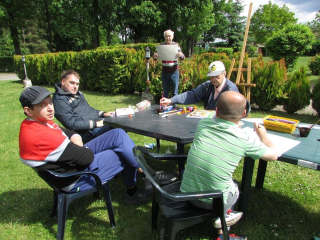 Mieszkańcy DPS tworzący prace plastyczne