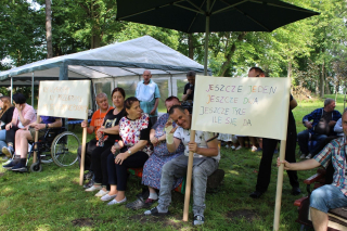 Kibice z transparentami