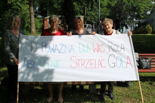 Kibice z transparentami
