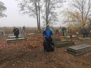 Sprzątanie cmentarza